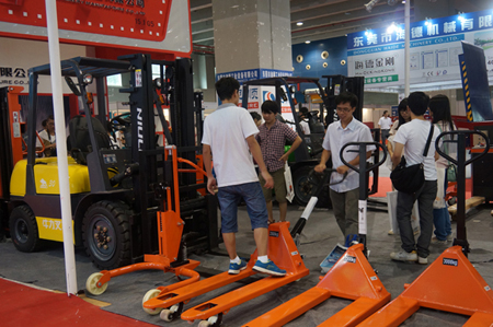 牛力展位现场_展品包括：内燃叉车，全电动搬运车，全电动升高车，手动搬运车，电子秤搬运车，脚轮等。